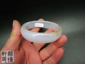 玉髓 圆条手镯 (可以和翡翠的冰种比美) 包真假一赔十 带鉴定证书