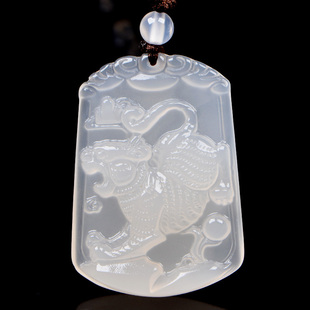 瑞虎保泰白玉髓吊坠项链2026年生肖猪六合饰品虎形饰品男女礼物