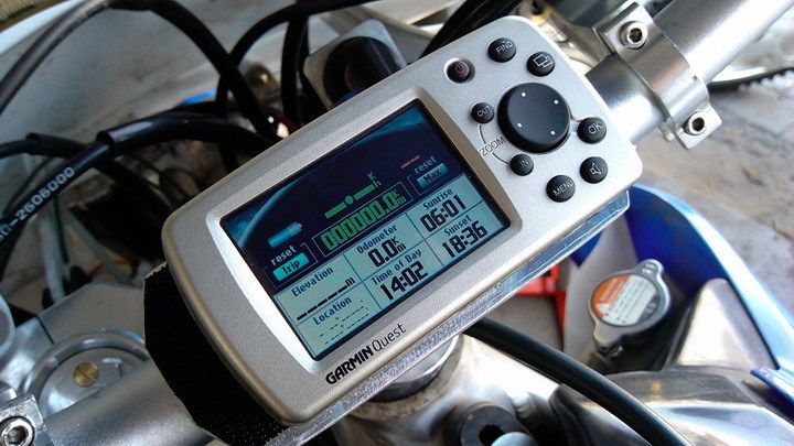 英文版GARMIN-QUEST-防水车载GPS【摩托车液晶表的改装】