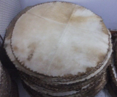 正宗水牛皮鼓面，常规尺寸全部有货，需要其它尺寸可以旺旺联系客服详谈 注：鼓皮定制产品一旦购买不退不换