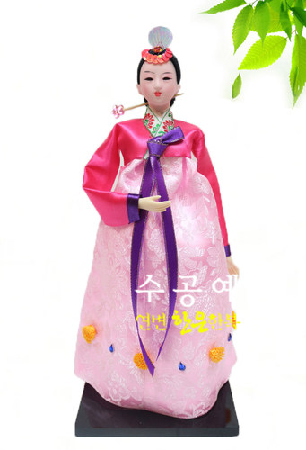 韩国传统工艺品穿韩服的娃娃