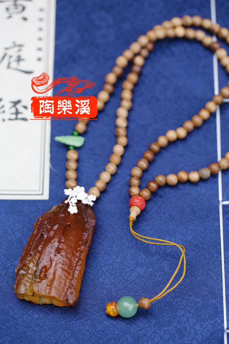 「陶乐溪」◆琬素倾尘◆原皮金珀大蜜蜡沉香翡翠挂件【暗香浮动】