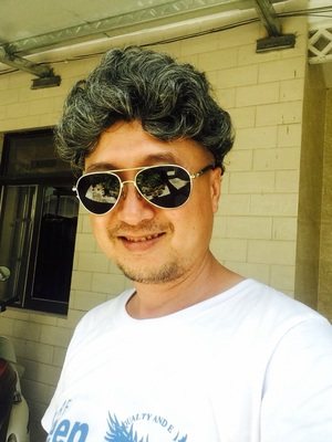 话剧扮演老年人花白假发短卷男女银白色小品舞台演出老奶奶老爷爷