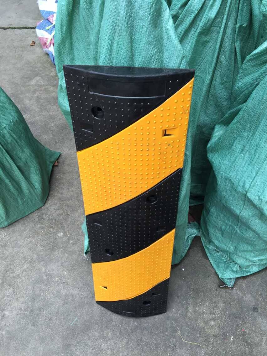 万福减速带橡胶加厚优质减速板减速垄交通设施道路斜纹橡胶减速带