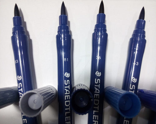 原装进口，用于服装补色，大小两边头，小头为硬头划线粗约0.8mm，大头是软头，压力不同粗细相应不同。	2头设计,大头是软头1-3mm，小头耐磨硬头约0.8mm 用    途：	用于服装设计,服装制作,成品补色,上色