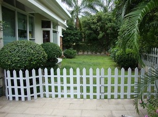 尖头仿木纹塑料栅栏草坪园艺围栏室内外装饰护栏pvc围挡隔断60cm