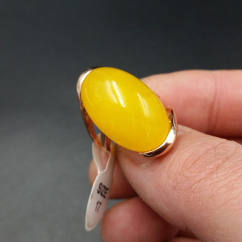 高档精美鸡油黄蛋面女款蜜蜡戒指