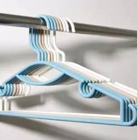 蓝灰色日式KM挂衣架塑料衣挂创意8个装新款衣服撑子防滑衣架