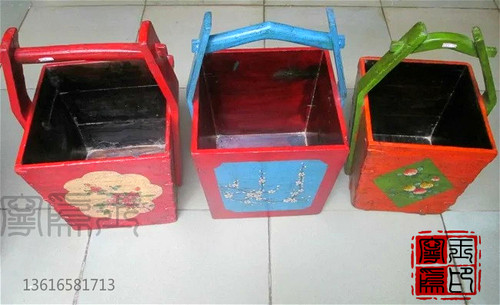 在山西原木提桶的基础上进行了刷漆彩绘，满足了喜欢彩绘风格的人群，米桶颜色和图案由您说了算。