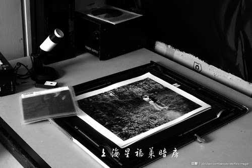 传统手工光学放大黑白照片服务，接受底片尺寸：135/120/4x5 规格的黑白底片，本项目采用英国ilford 伊尔福 黑白放大相纸. 重要提醒：底片放大，请选择曝光准确的底片，曝光不准确的将按底片情况进行放大，不做整体严重过曝的底片,您提供的底片密度（厚薄）将影响交付照片效!