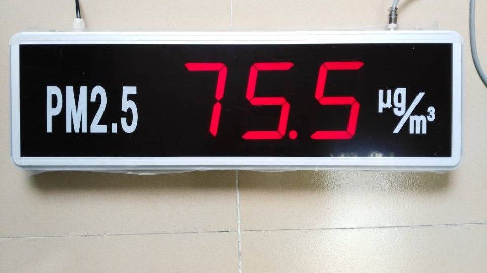 显示屏采用国外进口高精度PM2.5检测传感器，粒子计数原理可灵敏检测直径1&mu;m以上的粒子颗粒物，传感器内置加热器可实现空气的自动吸入。具有小尺寸、重量轻、易安装、保养简单等优点。