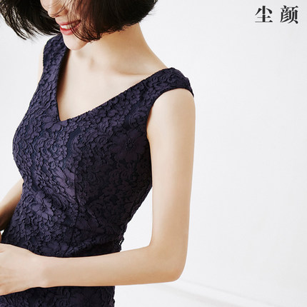 尘颜2017新款藏蓝色蕾丝花边前后V领无袖修身连衣裙女夏季E500