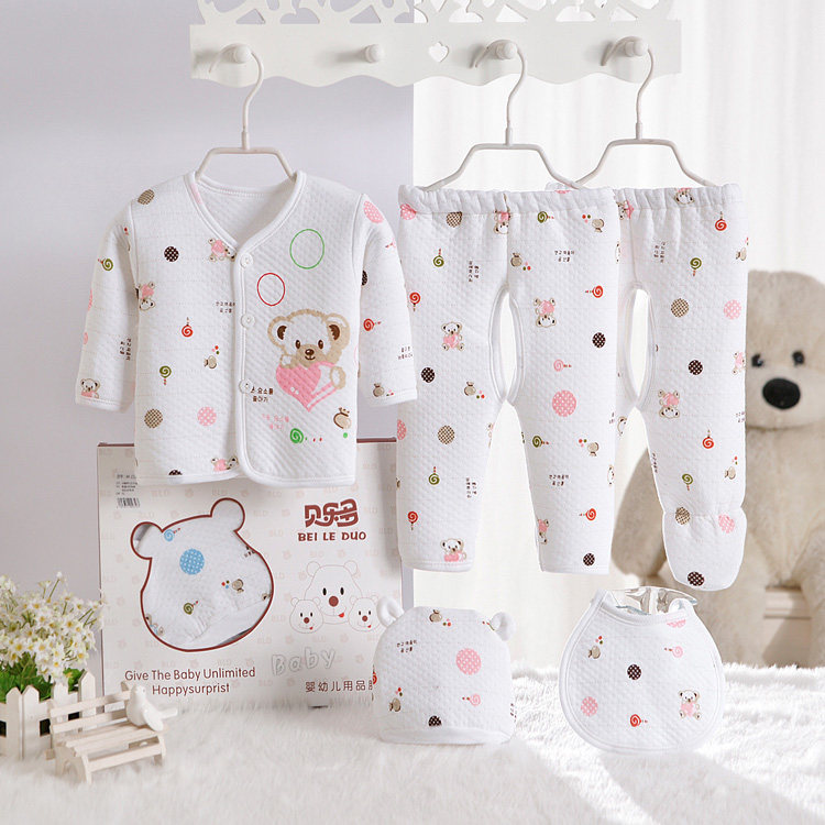 Coffret cadeau pour bébé - Vêtements + Fournitures - Ref 1954010 Image 1