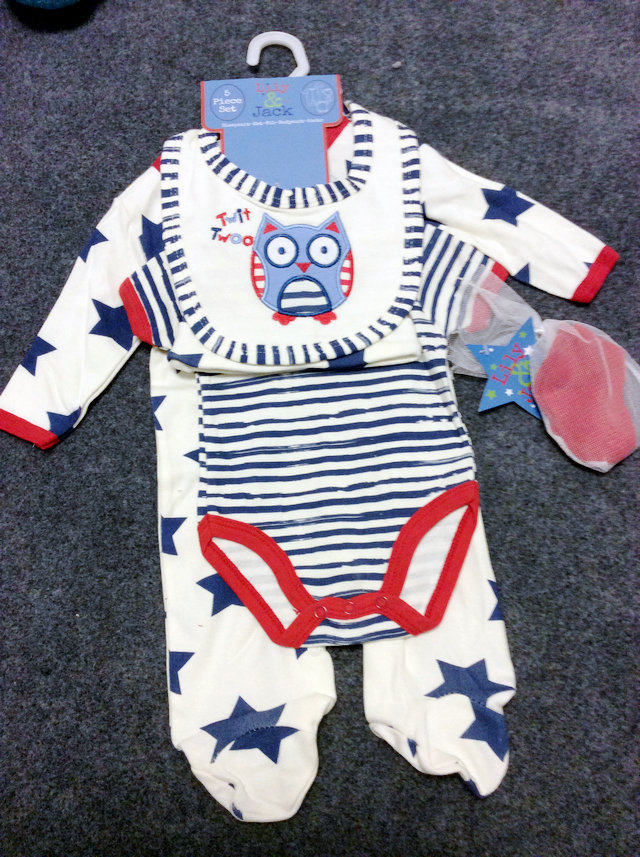 Coffret cadeau pour bébé - Vêtements + Accessoires - Ref 1976223 Image 1