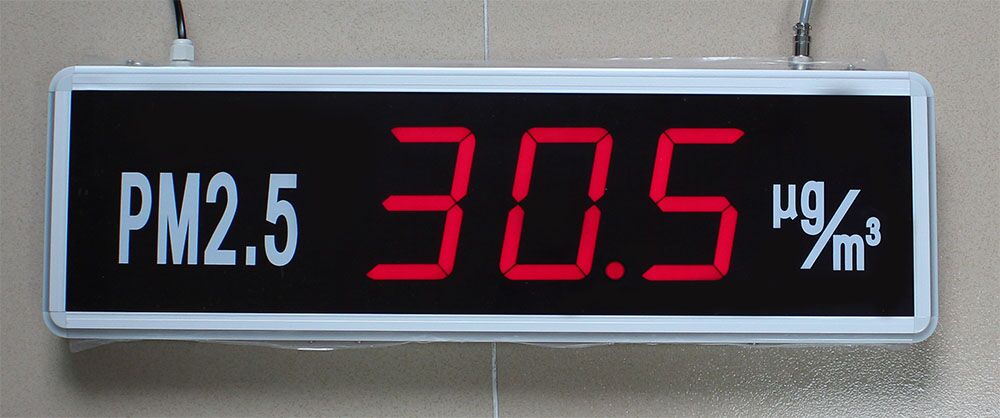 原装正品  厂家直销 免费保修一年 规格 350X120X50mm特点：显示屏采用国外进口高精度PM2.5检测传感器，粒子计数原理可灵敏检测直径1&amp;mu;m以上的粒子颗粒物，传感器内置加热器可实现空气的自动吸入。具有小尺寸、重量轻、易安装、保养简单等优点。