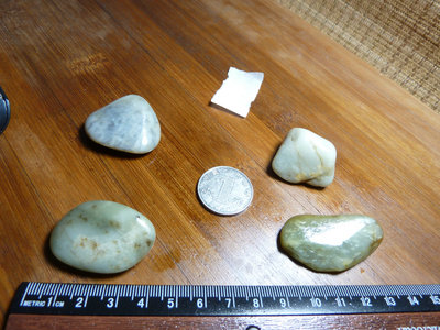 20812新疆和田玉龙喀什河和田玉青玉籽料原石 4颗 偏青白 3cm以上