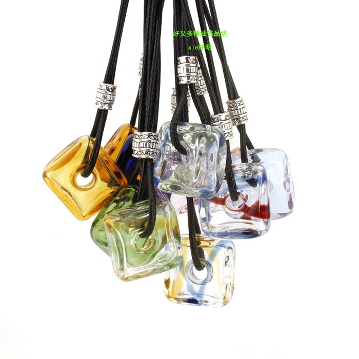 无塞小方形花样可散香薰香水吊坠挂件幻彩免塞方块琉璃精油瓶项链