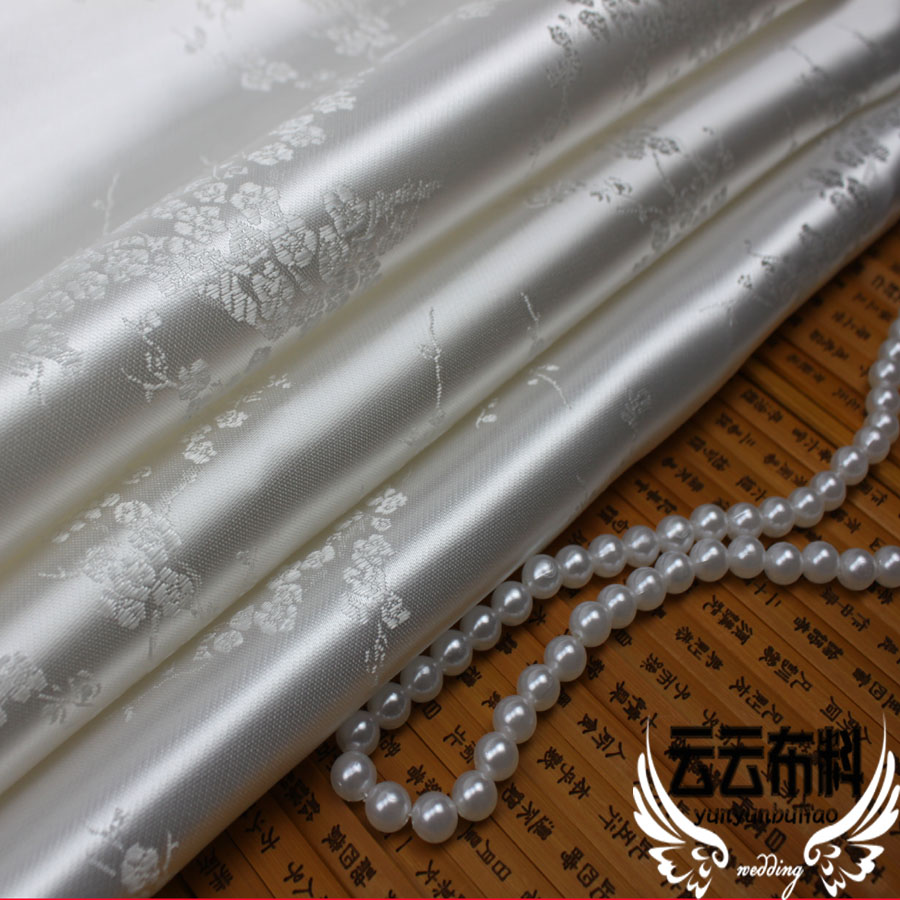 锦缎梅花古装汉服礼服白底织锦缎