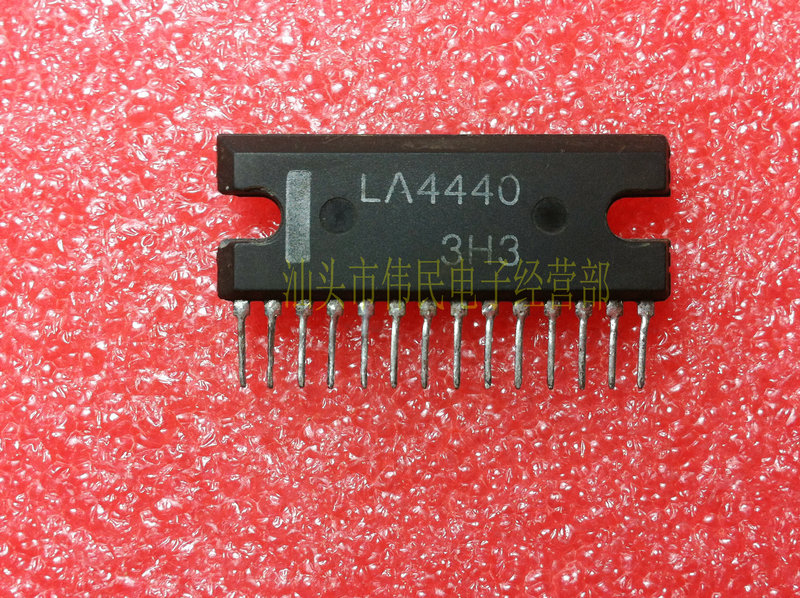 电子la4440双声道功率放大ic直拍
