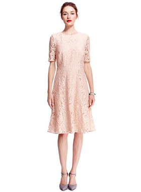 新款蕾丝拼接中袖显瘦大裙摆高贵的连衣裙 粉色。黑色