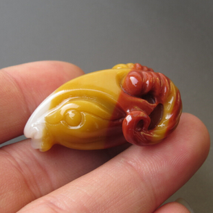 20克厂家直销新疆金丝玉三彩玉黄龙玉羊头雕件 吊坠 洋洋如意
