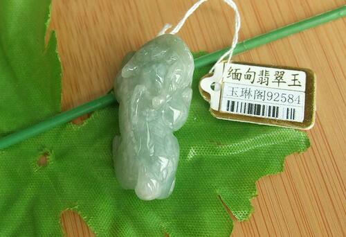 缅甸玉天然a货翡翠证书貔貅吊坠