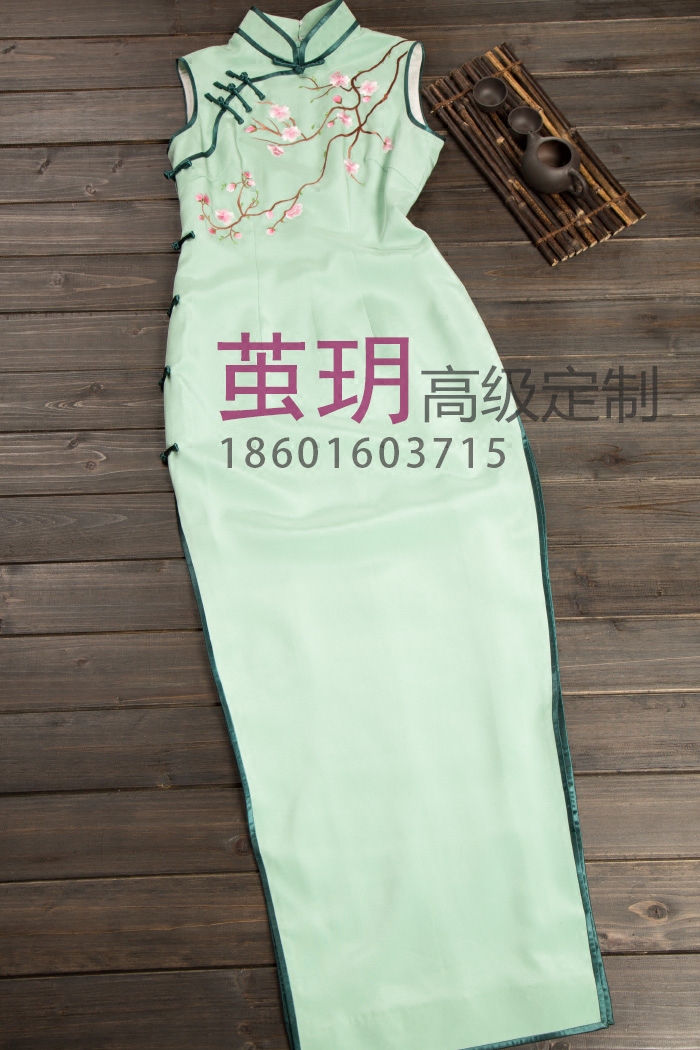 茧玥手工淡绿色重绉哑光绣花旗袍