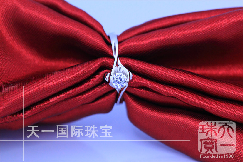 莫桑石戒指美国进口D色 18k镶嵌无爪婚戒女 镶嵌裸钻白金钻戒包邮