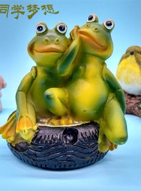 自然可爱风轮胎青蛙兄弟桌面装饰