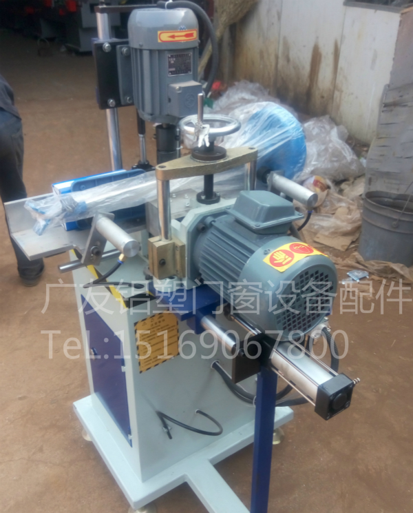 小型自动锁孔槽加工机