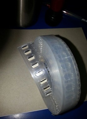 FH35B-15S-0.3SHW(50)  黑色盖0.3mm间距翻盖后锁15位，盖子较短