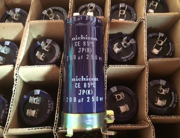 全新 化工黑金刚 尼康nichicon2个厂家  250V 200UF 体积：40MM*100MM 耐用性和性能，都比国产的电容好上Ｎ倍！ 参数：250Ｖ　200ＵＦ　 做机械白的话一定要注意正负极不要搞错！因为这个是有极性的！不是无极！