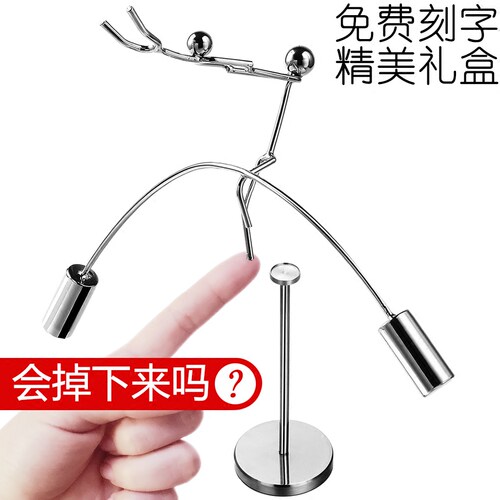 新款小铁人平衡减压玩具桌上不倒翁创意摆件圣诞礼物办公室男生日 - 封面