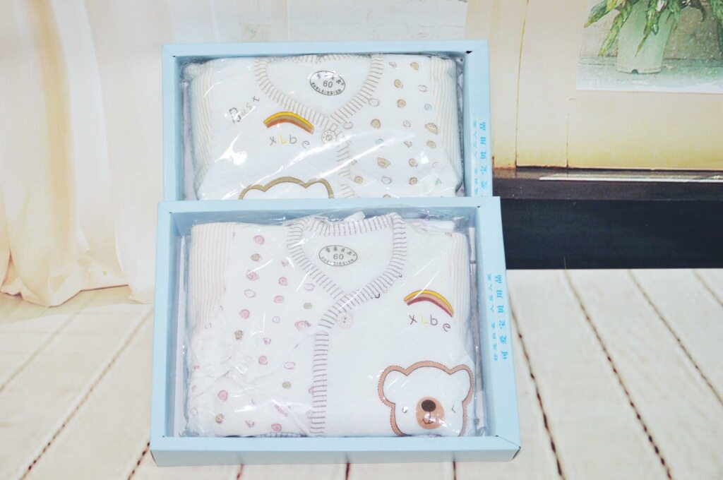 Coffret cadeau pour bébé - Vêtements + Fournitures - Ref 1961546 Image 1