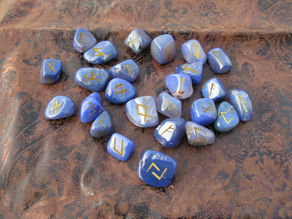 Runes原石天然蓝玛瑙如尼石卢恩符文占卜石沉雕描定制包邮在类目 饰品/流行首饰/时尚饰品新, 项坠/吊坠中 - 来自Buy2taobao.com提供专业的淘宝代购服务