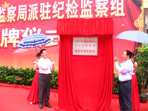 亲们可以根据自己的牌匾大小来定制揭幕布 注意了 我们可以免费为亲车2条红带上去 红带可以根据亲需要的长短哈 也可以定制揭幕架子