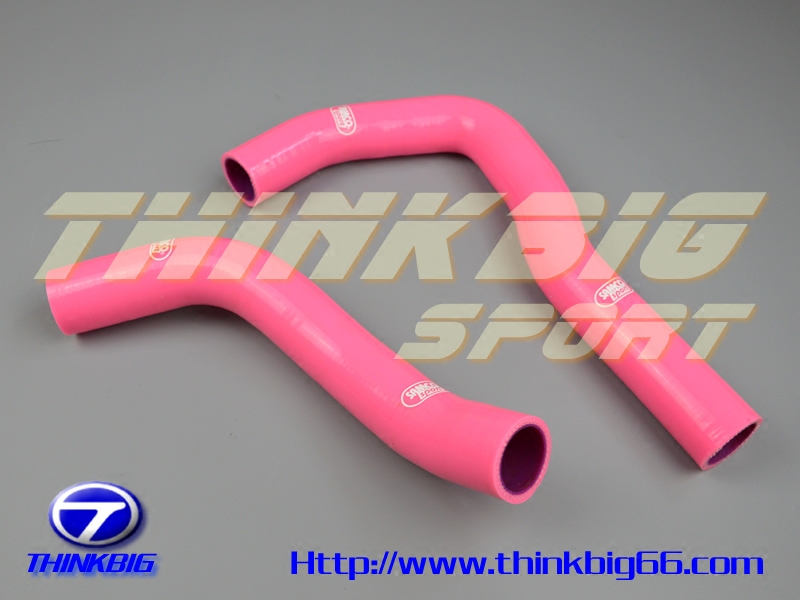 本硅胶管，是采用高性能硅胶材料，内加耐高温纤维加工制作而成。产品具有耐高温高压，耐老化之特点，同时具有柔软、高密度、高抗撕、高绝缘性、阻燃、性能稳定等优点，承受压力高达12 kg/c㎡，为原厂之220%，可在-50度至+280度使用。产品的高性能，有助于提高发动机冷却系统性能和改装升级。