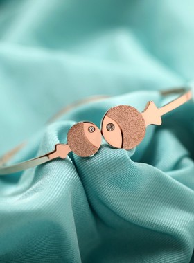 镶钻磨砂亲吻鱼钛钢手环送女友