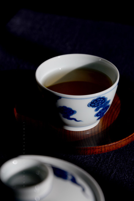 【立明堂】 明风格青花，沉稳的至美 【绮云远岫】云纹杯 售罄