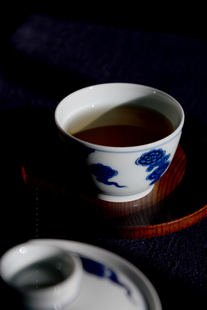 【立明堂】 明风格青花,沉稳的至美 【绮云远岫】云纹杯 售罄