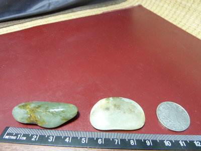 20540新疆和田玉龙喀什河青玉籽料 2颗 沙枣青1个