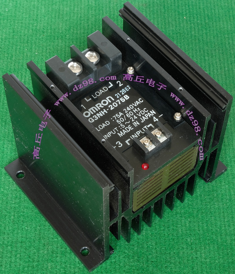 拆机品，实物如图，带大型散热器。电压240VAC，电流75A，控制电压直流DC5-24V。 外形尺寸：120毫米x150毫米x120毫米。重量约1560克