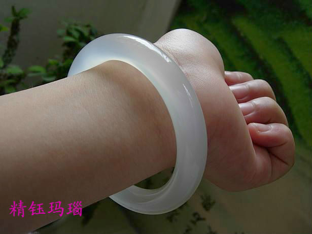 时尚正品 纯天然巴西玛瑙白玉髓圆条手镯52mm 通透荧光 女生礼物
