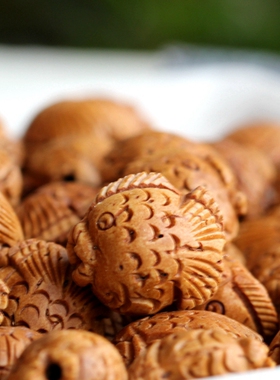 桃胡雕刻小鱼 野生桃核 纯手工红绳手链饰品配件 diy手工配饰