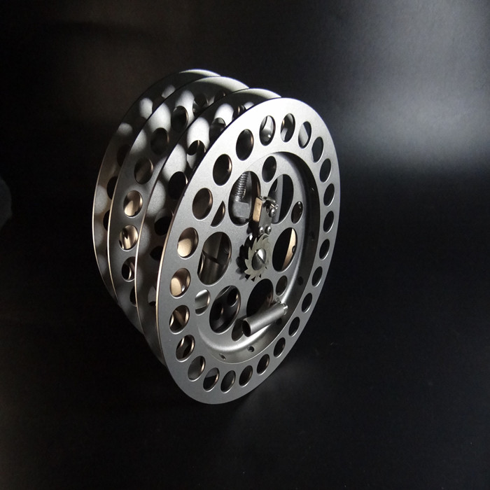 此宝贝为抬钓主线盘。材质为全钛合金。直径为160mm-220mm。容量非常大能装6-8两主线。适合钓大跨度的亲。