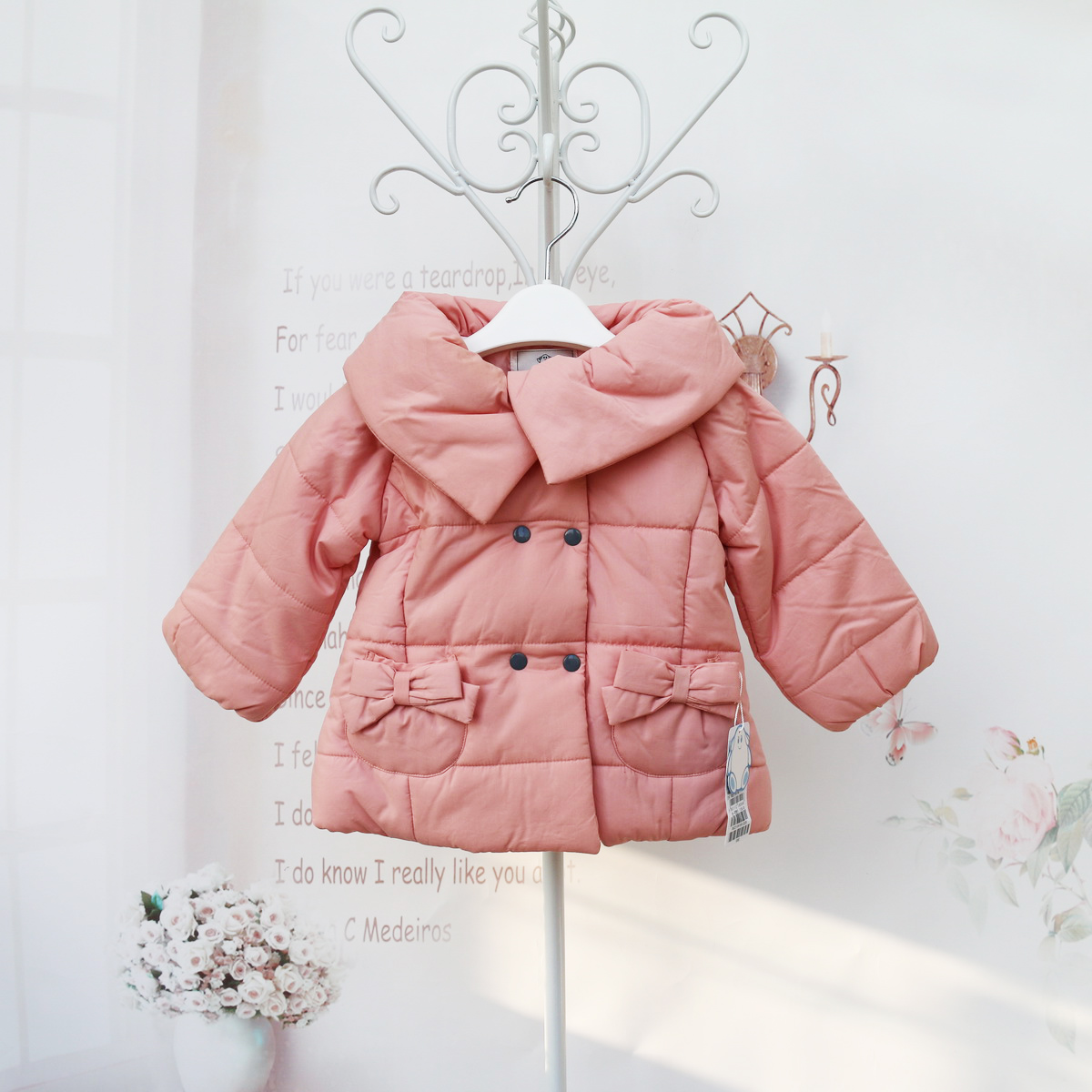 梭织纯棉布面料，时尚大翻领，袖口处有橡皮筋防止钻风，较厚，很乖很淑女哦