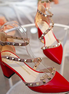 Mf9BMF7bc42019春夏中跟女单鞋一字扣铆钉尖头浅口粗跟红色婚鞋
