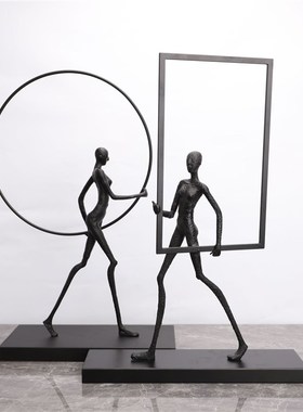 现代简约创意黑色人物摆件扛圈人售楼部酒店家居抽象软装饰品摆设