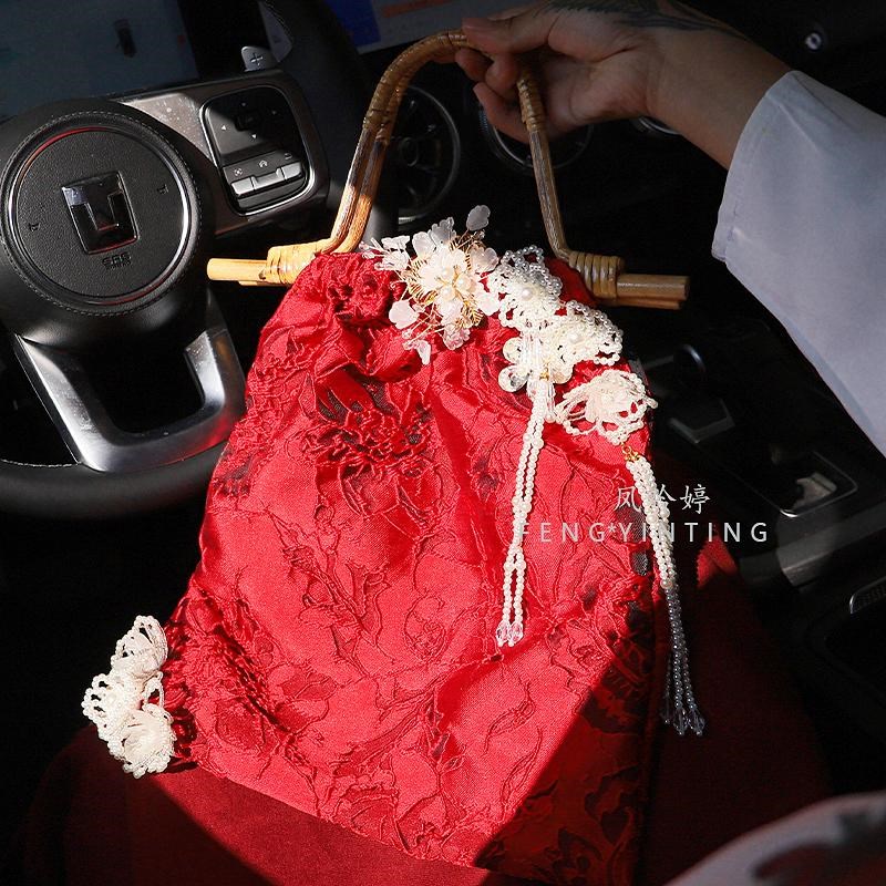 新中式国风刺绣包包女结婚婚包珍珠链条斜挎包超火小众手提口金包