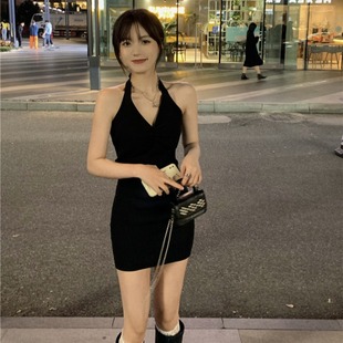 极速黑色辣妹性感挂脖吊带包臀连衣裙显瘦小众设计感v领2022秋冬